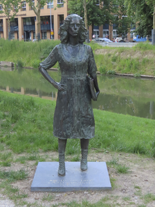 902295 Afbeelding van het bronzen beeld van verzetsstrijdster Truus van Lier (1921-1943), gemaakt door Joyce Overheul, ...